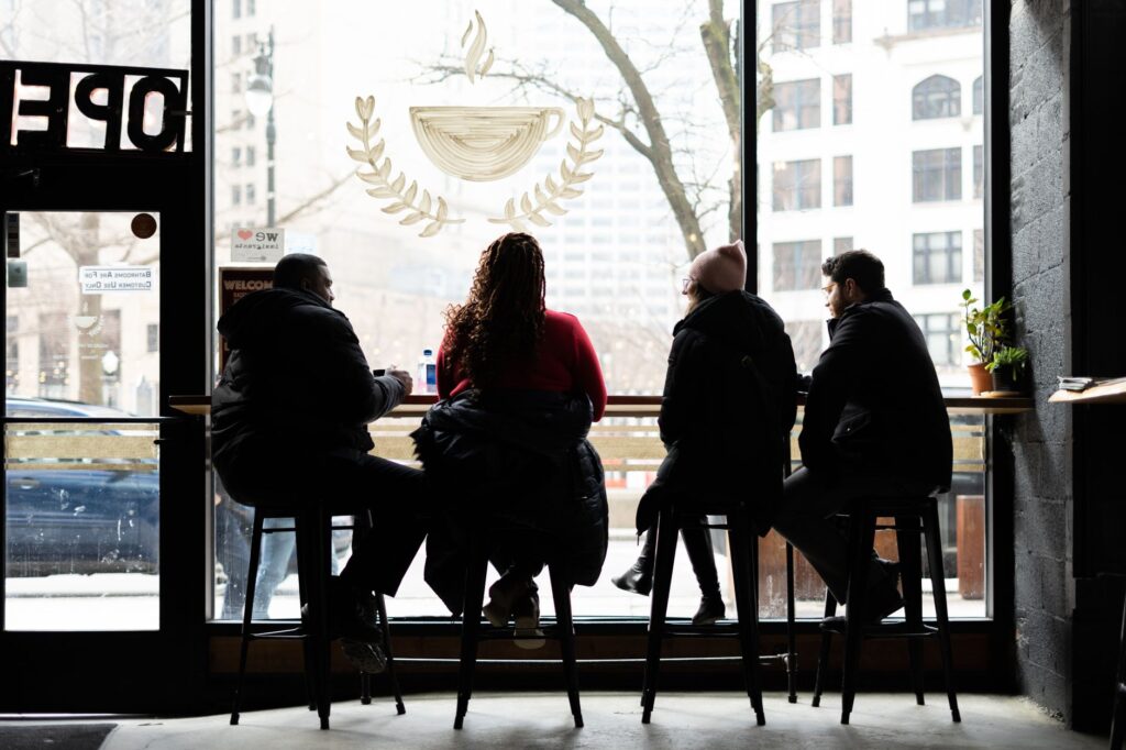 Amigos conversando en una cafetería