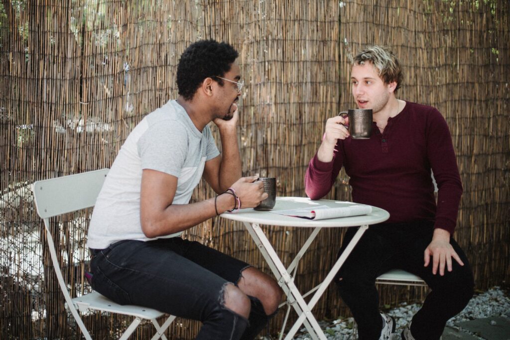 Amigos compartiendo café y conversación